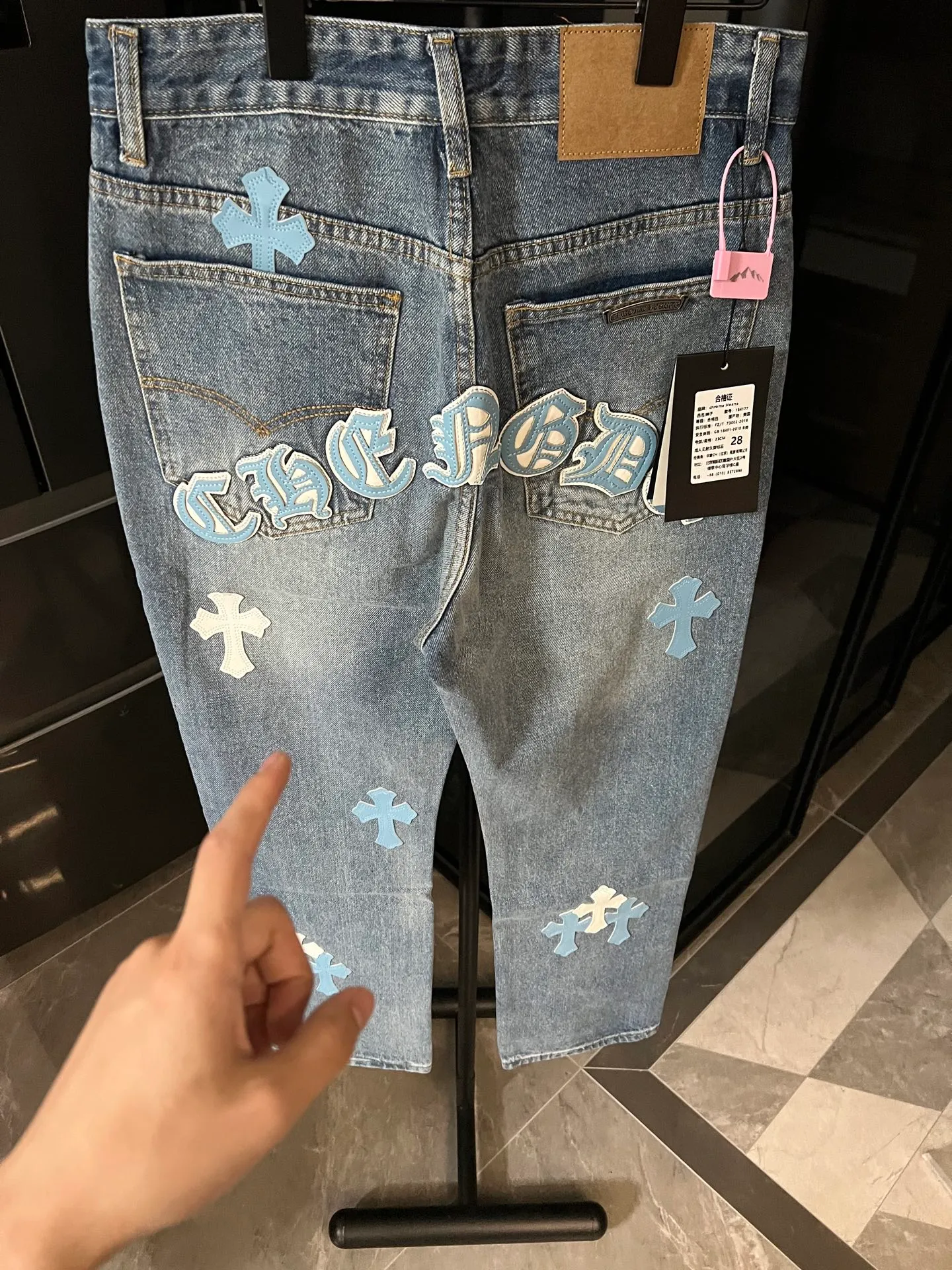 P260 [Next day] Chrome Hearts/Chrome Hearts CH Hong Kong City Limited Series Sanskrit Cross Patch Leather Jeans (Blue) Blue and White Color - Hong Kong Limited Fashion players, Chrome Hearts Hong Kong City Limited Jeans are now available!  The unique color scheme is like the intertwining of vitality and romance of Hong Kong. The three-dimensional letters between the hips seem to tell the story of the city. The customized hardware, the three-dimensional and thick cross stamens, and the hand-cut leather washers make the details full of luxury.  Handcrafted and made of environmentally friendly materials, comfort and quality coexist. Owning it is not only an outfit, but also a status symbol. Globally limited edition, don’t miss it.  Size: 28 30 32 34 (corresponding to s-xl) Detailed size can be found in Figure 9